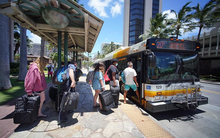 Xe bus điện l&amp;agrave; phương tiện c&amp;ocirc;ng cộng phổ biến tại Honolulu, Hawaii