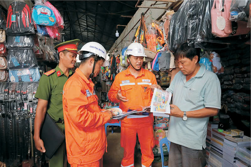 Nh&amp;acirc;n vi&amp;ecirc;n Điện lực Ch&amp;acirc;u Th&amp;agrave;nh v&amp;agrave; C&amp;ocirc;ng an huyện Ch&amp;acirc;u Th&amp;agrave;nh tuy&amp;ecirc;n truyền an to&amp;agrave;n ph&amp;ograve;ng chống ch&amp;aacute;y nổ tại chợ Ph&amp;uacute; Long, x&amp;atilde; Ph&amp;uacute; Long, huyện Ch&amp;acirc;u Th&amp;agrave;nh