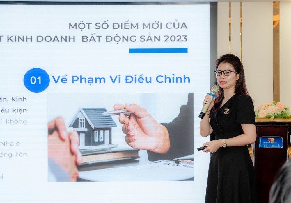 B&amp;agrave; Ho&amp;agrave;ng Thu Hằng - Trưởng ph&amp;ograve;ng ph&amp;ograve;ng Quản l&amp;yacute; Thị trường BĐS - Cục Quản l&amp;yacute; Nh&amp;agrave; &amp;amp; Thị trường BĐS chia sẻ về Luật Kinh doanh bất động sản 2023