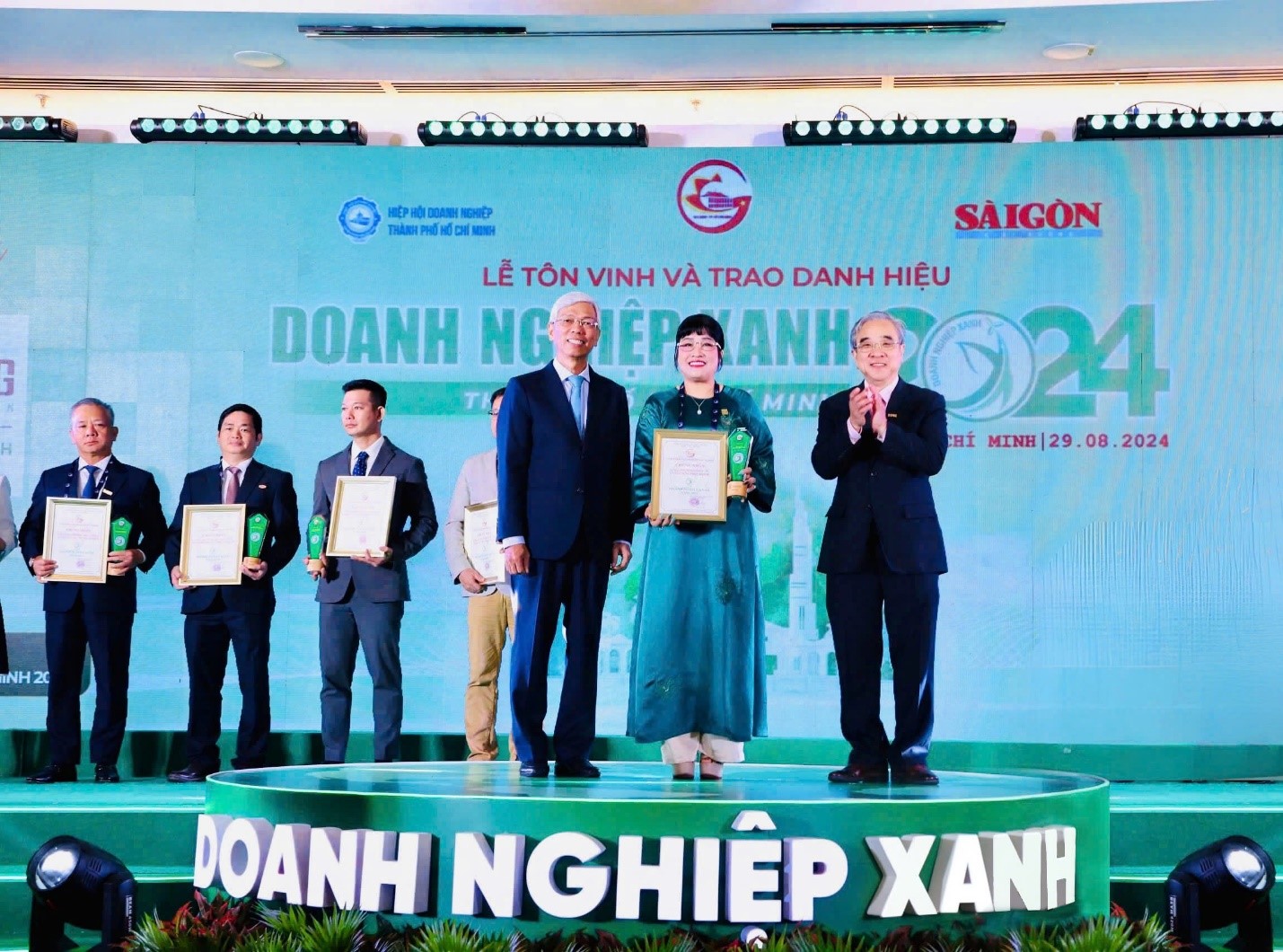 CEO Lưu Thị Thanh Mẫu (giữa) đại diện Phuc Khang Corporation nhận danh hiệu &amp;ldquo;Doanh nghiệp xanh TP.HCM năm 2024&amp;rdquo;