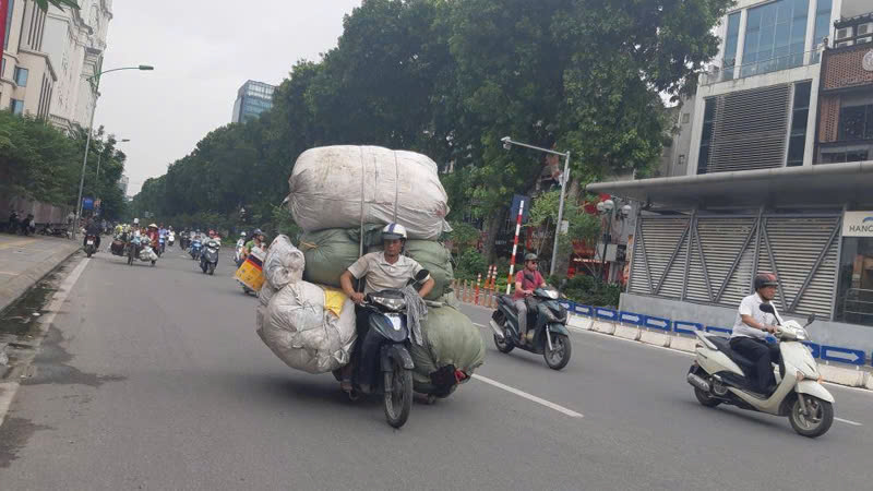 vẫn c&amp;ograve;n nhiều phương tiện chở h&amp;agrave;ng cồng kềnh, qu&amp;aacute; khổ lưu th&amp;ocirc;ng tr&amp;ecirc;n đường, tiềm ẩn nhiều nguy cơ dẫn đến tai nạn giao th&amp;ocirc;ng