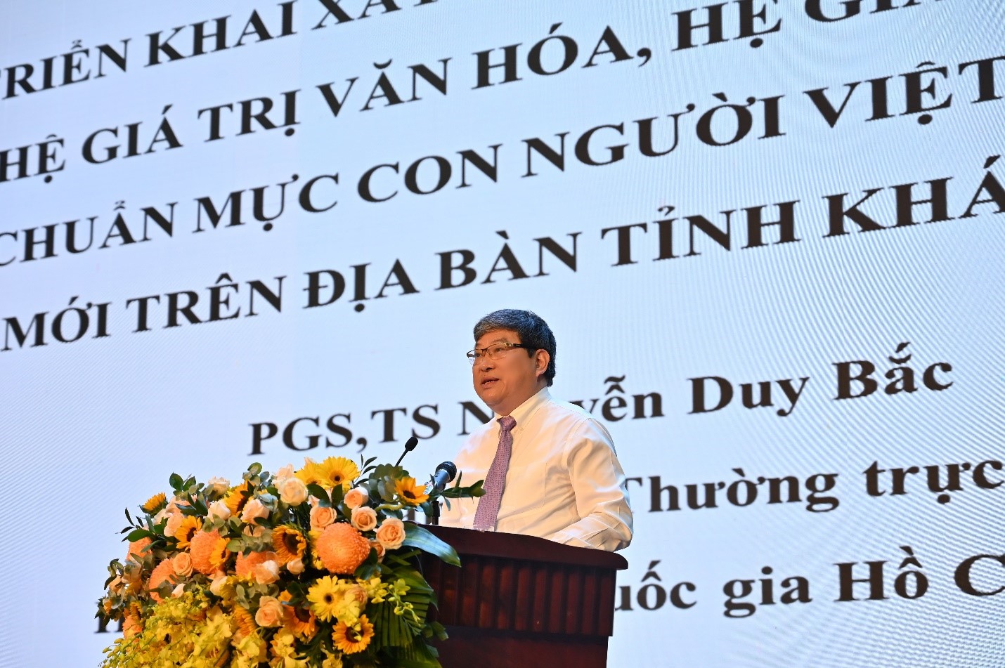 PGS.TS Nguyễn Duy Bắc, PGĐ Thường trực Học viện Ch&amp;iacute;nh trị quốc gia  Hồ Ch&amp;iacute; Minh, nguy&amp;ecirc;n Ph&amp;oacute; Chủ tịch UBND tỉnh Kh&amp;aacute;nh H&amp;ograve;a tr&amp;igrave;nh b&amp;agrave;y tham luận