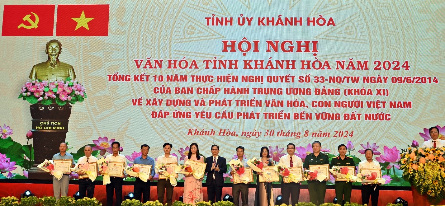 12 tập thể v&amp;agrave; 26 c&amp;aacute; nh&amp;acirc;n được khen thưởng th&amp;agrave;nh t&amp;iacute;ch xuất sắc trong 10 năm thực hiện Nghị Quyết số 33-NQ/TW ng&amp;agrave;y 9/8/2014