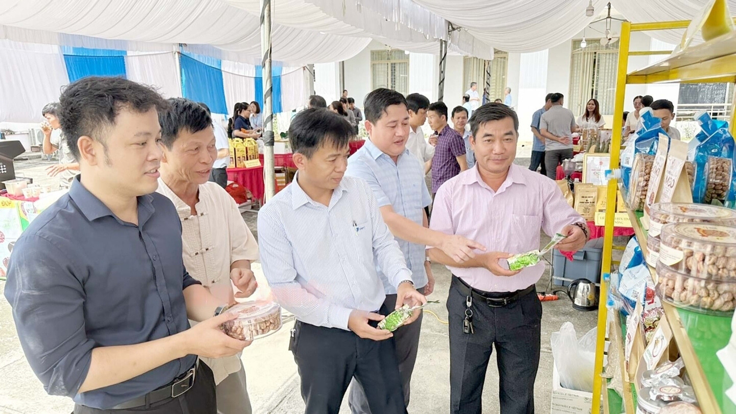 Tại triển l&amp;atilde;m n&amp;agrave;y, nhiều sản phẩm OCOP (Ở đ&amp;acirc;u c&amp;oacute; sản phẩm), c&amp;ugrave;ng với c&amp;aacute;c sản phẩm được chứng nhận VietGAP, GlobalGAP v&amp;agrave; đảm bảo an to&amp;agrave;n vệ sinh thực phẩm, đ&amp;atilde; được trưng b&amp;agrave;y v&amp;agrave; giới thiệu đến c&amp;ocirc;ng ch&amp;uacute;ng. Điều n&amp;agrave;y thể hiện sự đa dạng v&amp;agrave; chất lượng của c&amp;aacute;c sản phẩm n&amp;ocirc;ng nghiệp v&amp;agrave; thực phẩm tại tỉnh B&amp;igrave;nh Phước