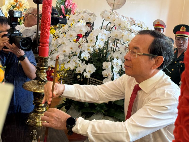 B&amp;iacute; thư Th&amp;agrave;nh ủy Nguyễn Văn N&amp;ecirc;n d&amp;acirc;ng hương tưởng niệm Chủ tịch Hồ Ch&amp;iacute; Minh tại Bảo t&amp;agrave;ng Hồ Ch&amp;iacute; Minh - Chi nh&amp;aacute;nh Th&amp;agrave;nh phố.