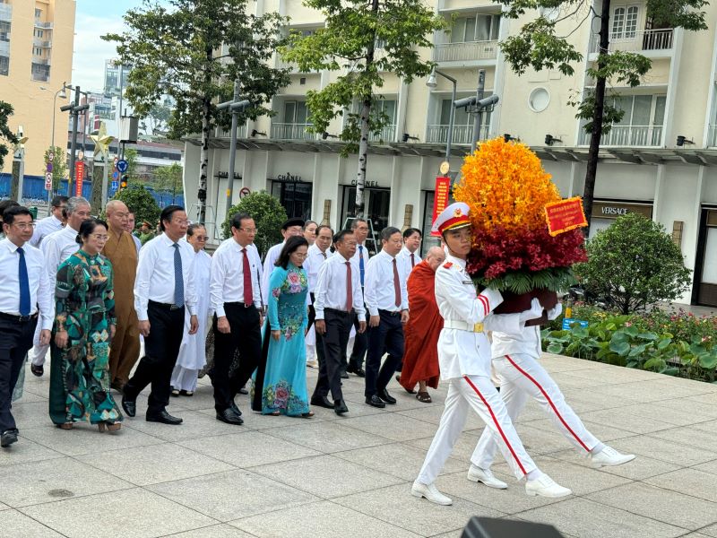 Đo&amp;agrave;n đ&amp;atilde; d&amp;acirc;ng hoa tại C&amp;ocirc;ng vi&amp;ecirc;n Tượng đ&amp;agrave;i Chủ tịch Hồ Ch&amp;iacute; Minh.