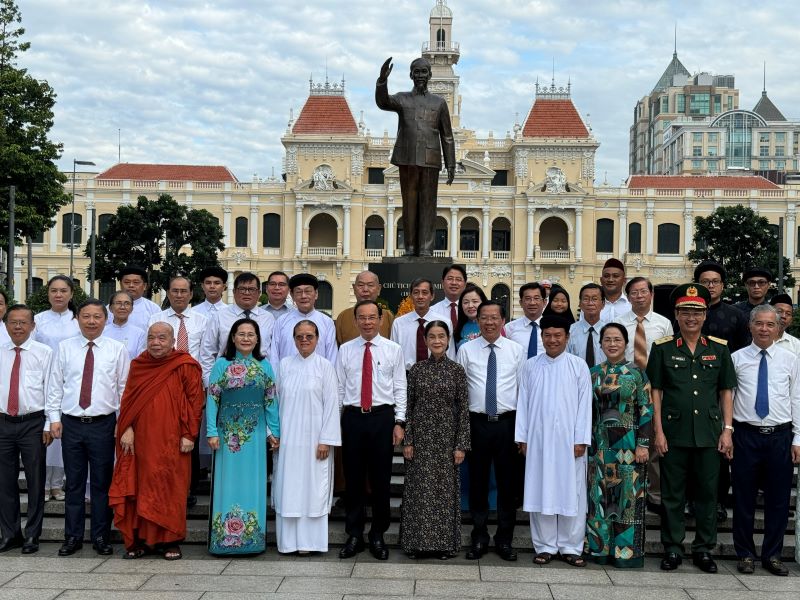 C&amp;aacute;c đại biểu chụp ảnh lưu niệm tại C&amp;ocirc;ng vi&amp;ecirc;n Tượng đ&amp;agrave;i Chủ tịch Hồ Ch&amp;iacute; Minh.