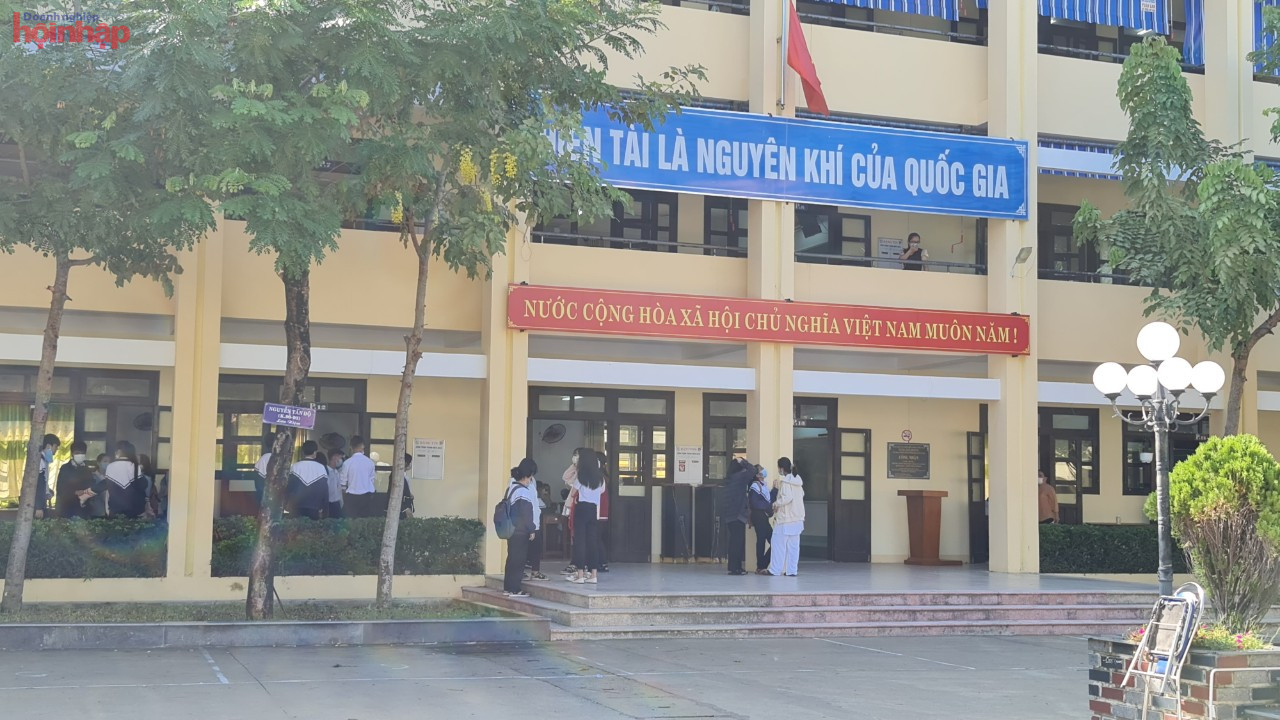 Trường THPT Phan Bội Ch&amp;acirc;u, TP Tam Kỳ, l&amp;agrave; địa phương kh&amp;ocirc;ng &amp;aacute;p dụng Chỉ thị 16, s&amp;aacute;ng nay 1/9 nh&amp;agrave; trường đ&amp;atilde; cho c&amp;aacute;c em học sinh được tựu trường.