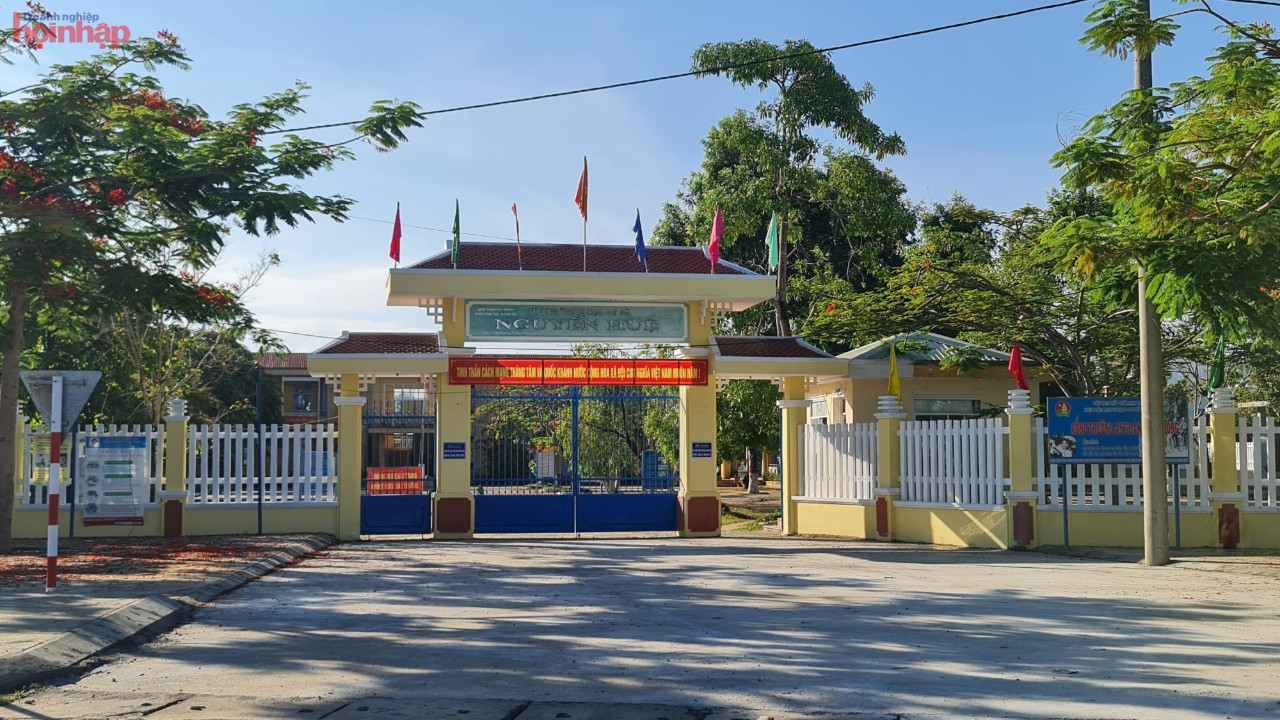 Nhằm n&amp;acirc;ng cao chất lượng dạy v&amp;agrave; học cho năm học mới n&amp;agrave;y, vừa qua tỉnh Quảng Nam đ&amp;atilde; đầu tư hơn 36, 37 tỷ đồng để x&amp;acirc;y dựng mới 381 ph&amp;ograve;ng học, sửa chửan s&amp;acirc;n trường, tạo cảnh quan xanh - sạch - đẹp trước khi khai giảng năm học mới.