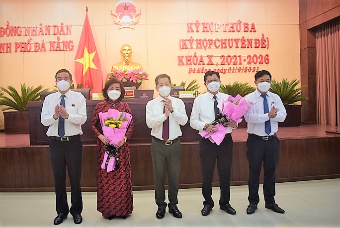 &amp;Ocirc;ng Trần Phước Sơn (thứ 2 từ phải sang) v&amp;agrave; b&amp;agrave; Ng&amp;ocirc; Thị Kim Yến được bầu giữ chức Ph&amp;oacute; Chủ tịch UBND TP Đ&amp;agrave; Nẵng.