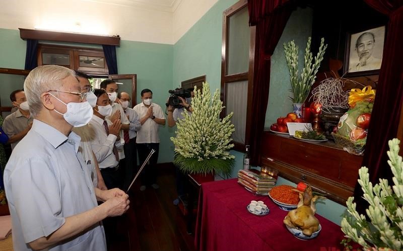 Tổng B&amp;iacute; thư Nguyễn Ph&amp;uacute; Trọng d&amp;acirc;ng hương, tưởng niệm Chủ tịch Hồ Ch&amp;iacute; Minh. Ảnh: Tr&amp;iacute; Dũng