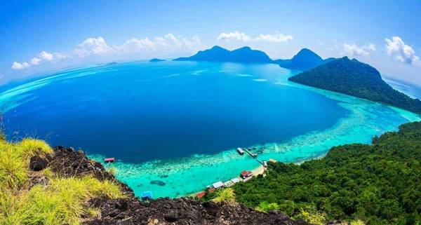 Langkawi nằm ở ph&amp;iacute;a Bắc Malaysia, c&amp;aacute;ch trung t&amp;acirc;m thủ đ&amp;ocirc; Kuala Lumpur khoảng 1 giờ bay. B&amp;ecirc;n cạnh vẻ ngo&amp;agrave;i quyến rũ với những b&amp;atilde;i biển tuyệt đẹp, Langkawi c&amp;ograve;n thu h&amp;uacute;t đ&amp;ocirc;ng đảo du kh&amp;aacute;ch với những khu mua sắm sầm uất. Đặc biệt hơn, tất cả h&amp;agrave;ng h&amp;oacute;a ở đ&amp;acirc;y đều được miễn thuế. Ảnh: bizwizaviation