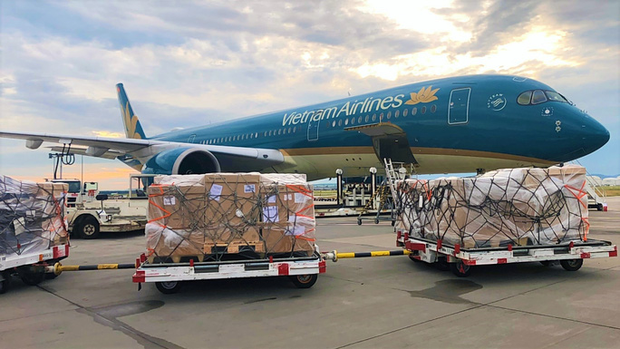 M&amp;aacute;y bay Vietnam Airlines tiếp nhận l&amp;ocirc; h&amp;agrave;ng tại s&amp;acirc;n bay Frankfurt, Đức v&amp;agrave;o th&amp;aacute;ng 6/2021. (Ảnh: nld.com.vn)