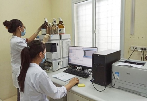 Kiểm tra độ tinh sạch của sản phẩm tr&amp;ecirc;n thiết bị HPLC tại Viện H&amp;oacute;a sinh biển