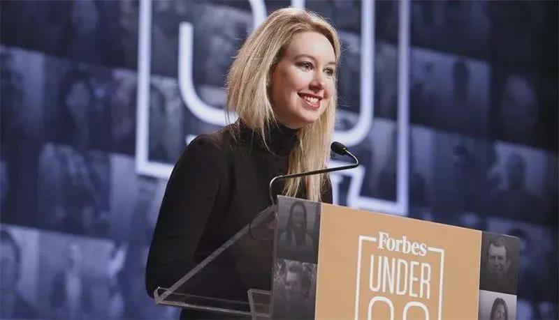 M&amp;aacute;i t&amp;oacute;c v&amp;agrave;ng bu&amp;ocirc;ng x&amp;otilde;a, nụ cười tự tin, Elizabeth Holmes lu&amp;ocirc;n sống dưới vỏ bọc một nữ doanh nh&amp;acirc;n th&amp;agrave;nh đạt.