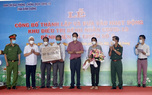 B&amp;iacute; thư Tỉnh ủy &amp;ocirc;ng Nguyễn Văn Lợi tặng khẩu trang cho bệnh  viện d&amp;atilde; chiến số 5