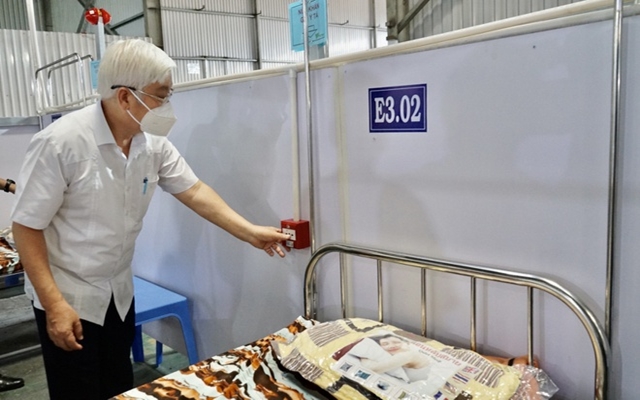 B&amp;iacute; thư Tỉnh ủy B&amp;igrave;nh Dương Nguyễn Văn Lợi kiểm tra chu&amp;ocirc;ng b&amp;aacute;o tại c&amp;aacute;c giường bệnh
