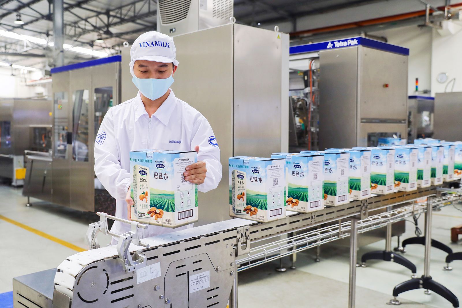 Trong bối cảnh Covid-19, Vinamilk vẫn đảm bảo sản xuất, đ&amp;aacute;p ứng cho c&amp;aacute;c đơn h&amp;agrave;ng xuất khẩu đa dạng từ nhiều thị trường..