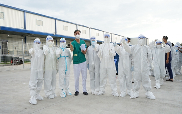 Được biết, khu điều trị người nhiễm COVID-19, Bệnh viện d&amp;atilde; chiến số 1 Thới H&amp;ograve;a hiện đang thu dung điều trị cho hơn 13.000 F0 (từ kh&amp;ocirc;ng triệu chứng đến triệu chứng nhẹ, trung b&amp;igrave;nh), l&amp;agrave; một trong những khu điều trị bệnh nh&amp;acirc;n COVID-19 lớn nhất B&amp;igrave;nh Dương