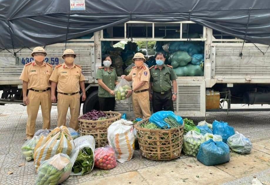 Lãnh đạo phòng CSGT công an thành phố cũng trực tiếp phụ bưng bê rau quả, cho kịp những chuyến xe đưa rau và khu vực cần thiết cho bà con có dùng. Lãnh đạo phòng CSGT công an thành phố cũng trực tiếp phụ bưng bê rau quả, cho kịp những chuyến xe đưa rau và khu vực cần thiết cho bà con có dùng.
