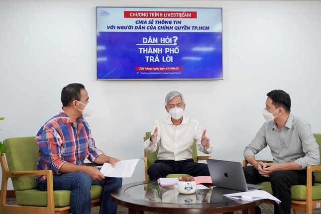 Ph&amp;oacute; Chủ tịch UBND TPHCM V&amp;otilde; Văn Hoan đang trả lời người d&amp;acirc;n