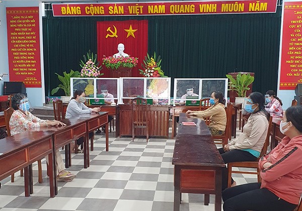 Ph&amp;ograve;ng giao dịch NHCSXH huyện T&amp;acirc;y Sơn giao dịch với b&amp;agrave; con thị trấn Ph&amp;uacute; Phong