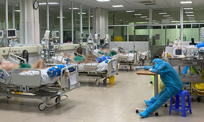 Điều dưỡng khoa ICU, Bệnh viện Bệnh Nhiệt đới Trung ương tranh thủ ngủ mệt trong một ca trực đ&amp;ecirc;m
