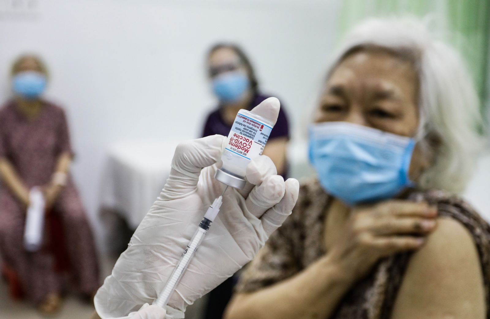 Người d&amp;acirc;n ti&amp;ecirc;m vaccine Moderna ở TP.HCM