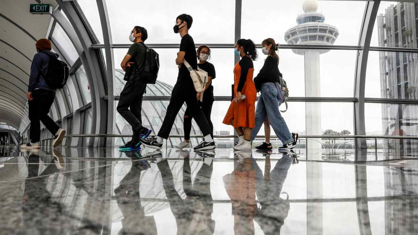 S&amp;acirc;n bay Changi của Singapore: Singapore h&amp;ocirc;m thứ Tư đ&amp;atilde; mở một h&amp;agrave;nh lang du lịch mới cho ph&amp;eacute;p những người đ&amp;atilde; được ti&amp;ecirc;m ph&amp;ograve;ng đầy đủ nhập cảnh m&amp;agrave; kh&amp;ocirc;ng cần kiểm dịch. &amp;copy; Reuters