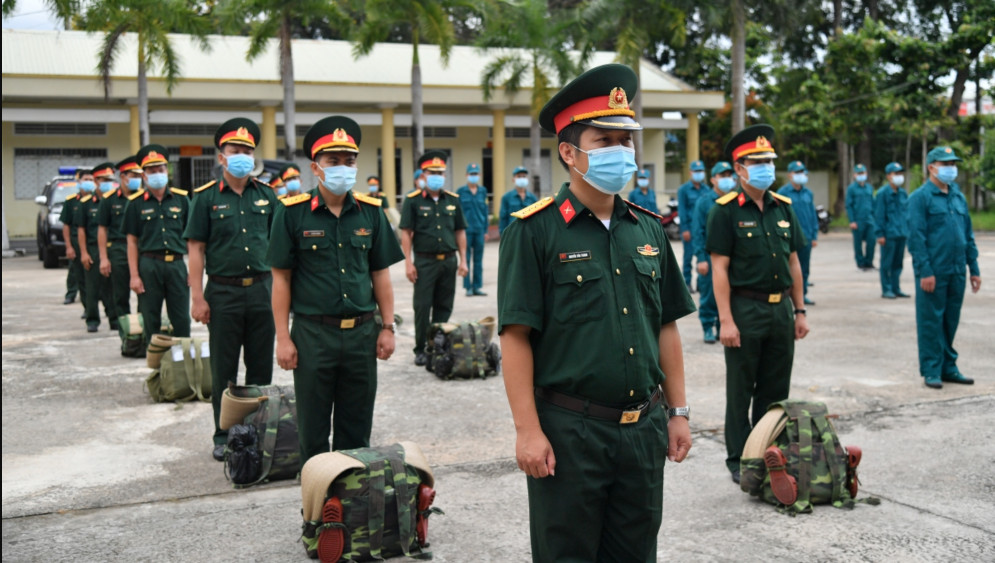 C&amp;aacute;c chiến sĩ được tăng cường cho Rạch Gi&amp;aacute; l&amp;agrave;m nhiệm vụ phối hợp bảo vệ, kiểm so&amp;aacute;t v&amp;agrave; khống chế dịch bệnh