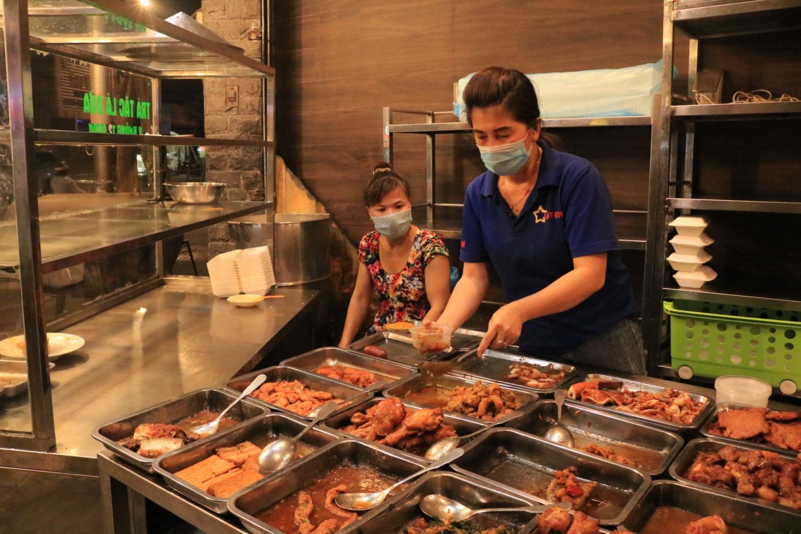 TPHCM cho phép quán ăn chỉ bán mang về đến 18 giờ hằng ngày TPHCM cho phép quán ăn chỉ bán mang về đến 18 giờ hằng ngày
