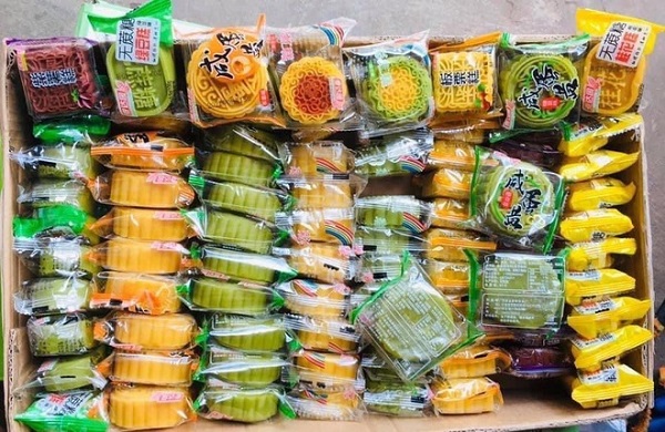 B&amp;aacute;nh trung thu gi&amp;aacute; rẻ c&amp;aacute;c loại mới nhiều mẫu l&amp;ograve;a loẹt, bắt mắt được rao b&amp;aacute;n tr&amp;ecirc;n mạng x&amp;atilde; hội