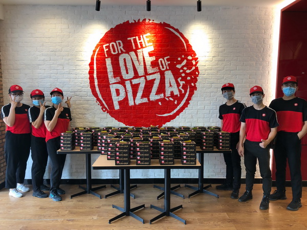 Đội ngũ nh&amp;acirc;n vi&amp;ecirc;n của Pizza hut tham gia  Bếp thiện nguyện tại tỉnh Đồng Nai