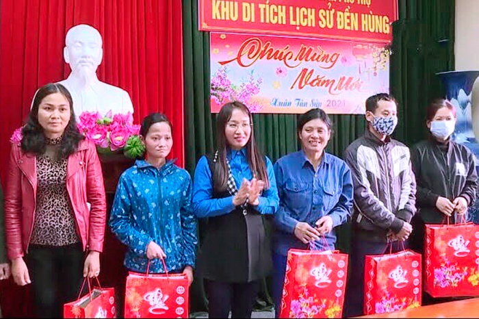 Lãnh đạo CĐVC tỉnh Phú Thọ tặng quà cho đoàn viên CĐCS Khu Di tích lịch sử Đền Hùng Lãnh đạo CĐVC tỉnh Phú Thọ tặng quà cho đoàn viên CĐCS Khu Di tích lịch sử Đền Hùng