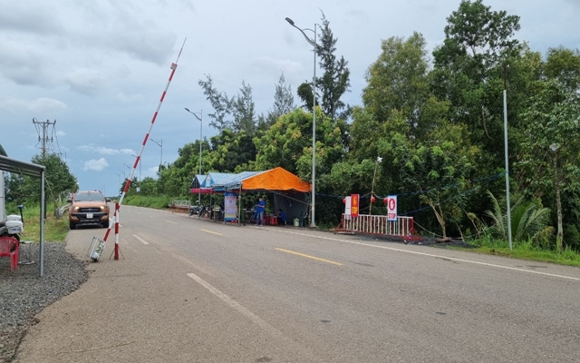 Chốt kiểm dịch giữa địa phận gi&amp;aacute;p ranh giữa Xuy&amp;ecirc;n Mộc v&amp;agrave; Ch&amp;acirc;u Đức.  Ảnh: Minh Hải