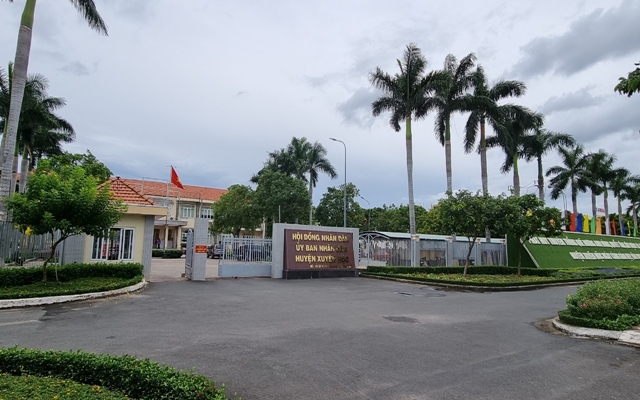 Ủy ban nh&amp;acirc;n d&amp;acirc;n huyện Xuy&amp;ecirc;n Mộc đ&amp;atilde; mở cửa giao dịch với người d&amp;acirc;n.  Ảnh : Minh Hải