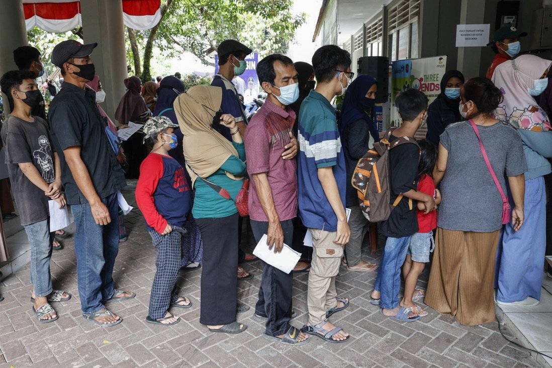Người d&amp;acirc;n Indonesia xếp h&amp;agrave;ng ti&amp;ecirc;m vắc xin