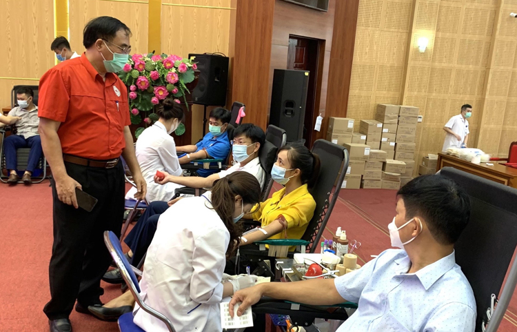 C&amp;aacute;c đại biểu thăm hỏi c&amp;aacute;c t&amp;igrave;nh nguyện vi&amp;ecirc;n tham gia hiến m&amp;aacute;u