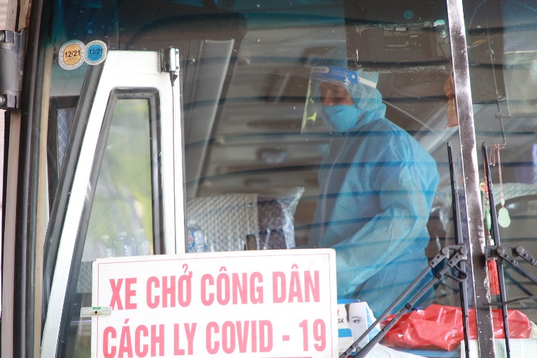 H&amp;agrave;nh kh&amp;aacute;ch được di chuyển về nơi c&amp;aacute;ch ly tập trung 7 ng&amp;agrave;y