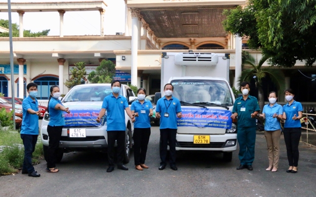 Những &amp;ldquo;Chuyến xe nghĩa t&amp;igrave;nh&amp;rdquo; do LĐLĐ tỉnh B&amp;igrave;nh Dương thực hiện với sự g&amp;oacute;p sức của c&amp;aacute;c t&amp;igrave;nh nguyện vi&amp;ecirc;n hỗ trợ c&amp;ocirc;ng t&amp;aacute;c vận chuyển đ&amp;atilde; lăn b&amp;aacute;nh đến với c&amp;ocirc;ng nh&amp;acirc;n lao động kh&amp;oacute; khăn tại nhiều khu phong tỏa, khu nh&amp;agrave; trọ tr&amp;ecirc;n địa b&amp;agrave;n