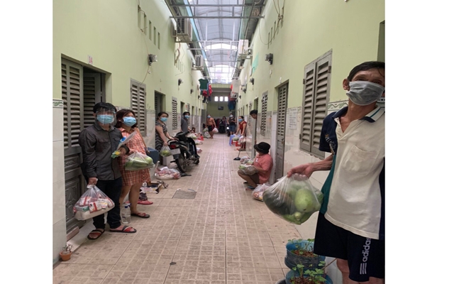 Việc cấp ph&amp;aacute;t lương thực &amp;ndash; thực phẩm, nhu yếu phẩm cho người d&amp;acirc;n đ&amp;atilde; được LĐLĐ tỉnh B&amp;igrave;nh Dương cố gắng, nỗ lực để thực hiện tốt nhất d&amp;agrave;nh cho người lao động