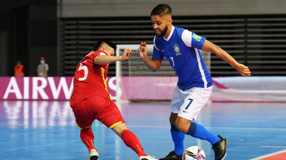 C&amp;aacute;c cầu thủ futsal Việt Nam c&amp;oacute; trận cầu nỗ lực trước Brazil