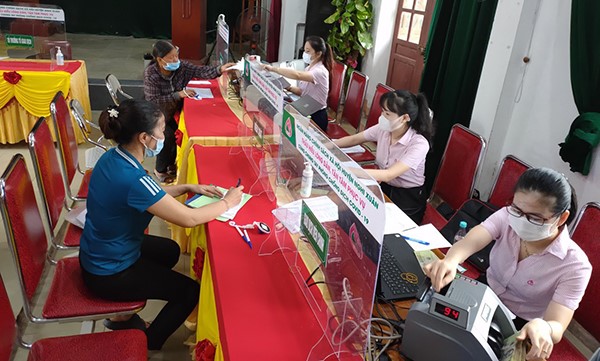 NHCSXH tỉnh H&amp;agrave; Tĩnh thực hiện giao dịch với b&amp;agrave; con giữa m&amp;ugrave;a dịch COVID-19 an to&amp;agrave;n