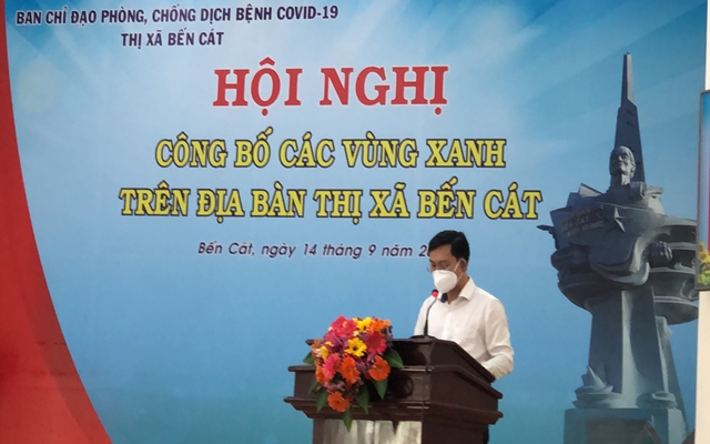 &amp;Ocirc;ng B&amp;ugrave;i Duy Hiền &amp;ndash; B&amp;iacute; thư Thị ủy, Trưởng ban Chỉ đạo Ph&amp;ograve;ng, chống dịch Covid-19 thị x&amp;atilde; Bến C&amp;aacute;t ph&amp;aacute;t biểu tại Hội nghị