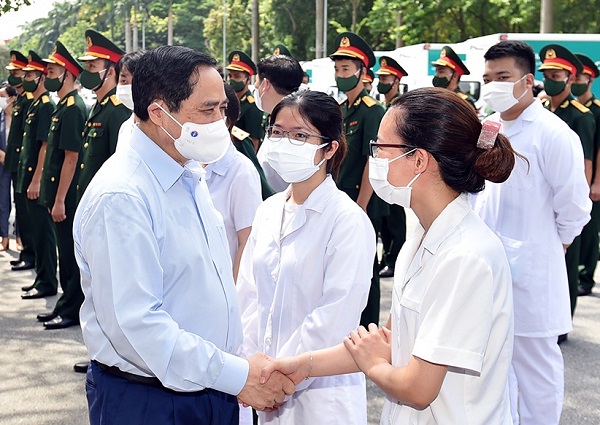 Thủ tướng Phạm Minh Ch&amp;iacute;nh động vi&amp;ecirc;n đội ngũ y b&amp;aacute;c sĩ tại lễ ph&amp;aacute;t động chiến dịch ti&amp;ecirc;m chủng vaccine ph&amp;ograve;ng chống COVID-19 tr&amp;ecirc;n to&amp;agrave;n quốc