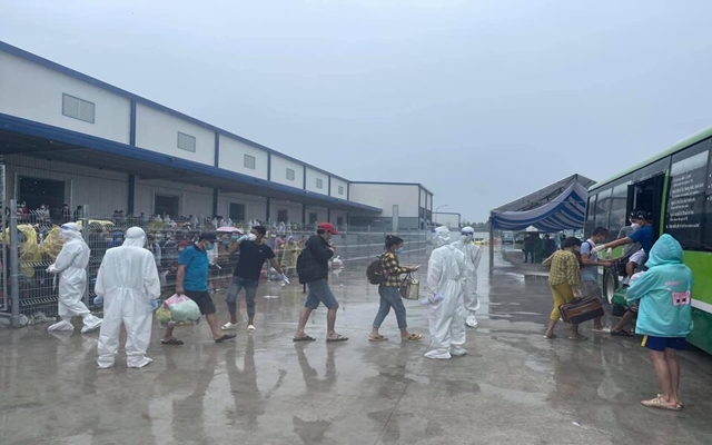 C&amp;aacute;c phương tiện giao th&amp;ocirc;ng được ph&amp;eacute;p lưu th&amp;ocirc;ng qua lại giữa c&amp;aacute;c địa phương tr&amp;ecirc;n địa b&amp;agrave;n tỉnh v&amp;agrave; c&amp;aacute;c tỉnh l&amp;acirc;n cận theo quy định kiểm so&amp;aacute;t dịch của từng địa phương.