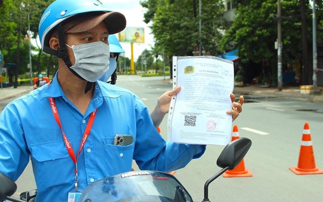 Người điều khiển phương tiện cần xuất tr&amp;igrave;nh c&amp;aacute;c loại giấy tờ gồm c&amp;oacute;: Giấy x&amp;eacute;t nghiệm COVID-19 c&amp;ograve;n hiệu lực, Giấy ph&amp;eacute;p l&amp;aacute;i xe đối với người điều khiển phương tiện, Căn cước c&amp;ocirc;ng d&amp;acirc;n hoặc Chứng minh thư c&amp;ograve;n hiệu lực sẽ được th&amp;ocirc;ng chốt so&amp;aacute;t dịch