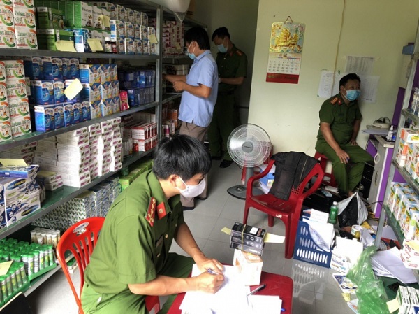 Lực lượng chức năng lập bi&amp;ecirc;n bản thu giữ c&amp;aacute;c mặt h&amp;agrave;ng tại kho của C&amp;ocirc;ng ty TNHH Nh&amp;acirc;n Đức Pharma