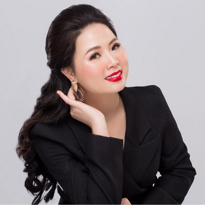 B&amp;agrave; Phạm Thị Hoa Hồng- Tổng gi&amp;aacute;m đốc C&amp;ocirc;ng ty TNHH Rosa Bonita V&amp;agrave; C&amp;ocirc;ng ty Cổ phần tư vấn v&amp;agrave; đ&amp;agrave;o tạo Kingsman