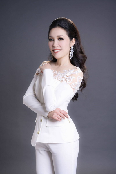 B&amp;agrave; Nguyễn Thụy Oanh- Nh&amp;agrave; s&amp;aacute;ng lập ki&amp;ecirc;m Chủ tịch HĐQT C&amp;ocirc;ng ty CP Mật ong Bồ Đề Hoa với sản phẩm mật &amp;ocirc;ng Bồ Đề được nhiều hội vi&amp;ecirc;n ưa chuộng v&amp;agrave; ti&amp;ecirc;u d&amp;ugrave;ng.